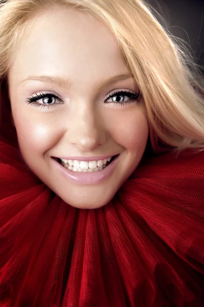 Aantrekkelijke blonde schoonheid in een rode theatrale jabot — Stockfoto