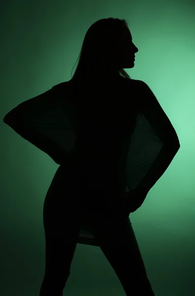 Silhouette einer jungen schönen Frau — Stockfoto