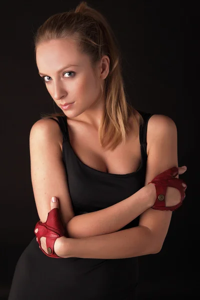 Приваблива позуюча блондинка в червоних спортивних рукавичках — стокове фото