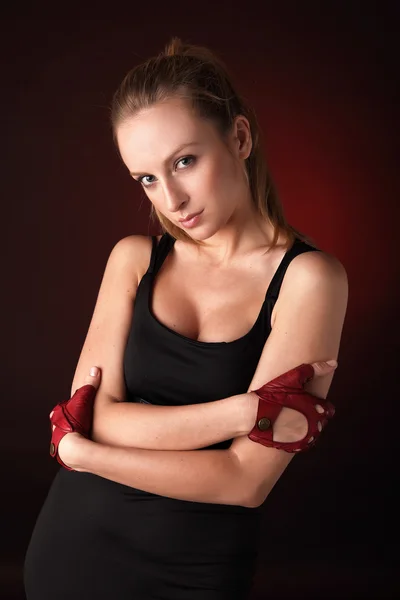 Aantrekkelijke poseren blonde in een rode sport handschoenen — Stockfoto