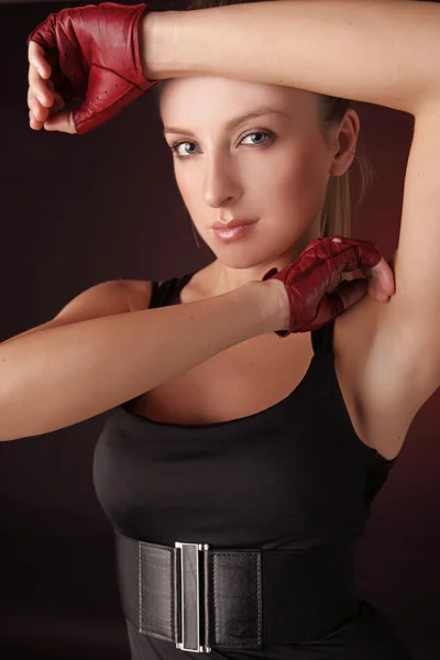 Atraktivní blondýnka představuje v červené sportovní rukavice — Stock fotografie