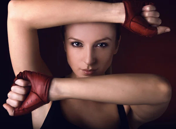 Attraktiva poserar blondin i en röd sport handskar — Stockfoto