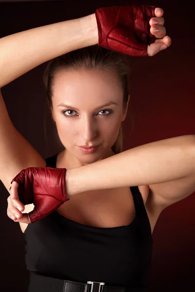 Attraktive posierende Blondine in roten Sporthandschuhen — Stockfoto