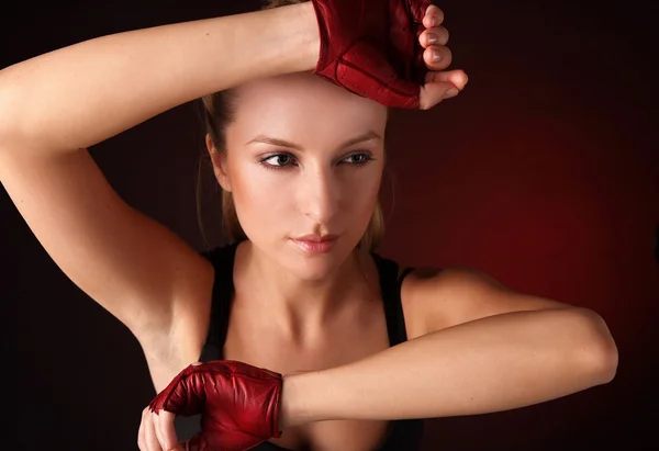 Attraktiva poserar blondin i en röd sport handskar — Stockfoto