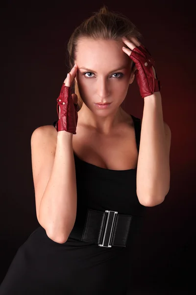 Atractiva rubia posando en guantes deportivos rojos — Foto de Stock