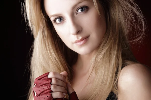 スポーツ手袋で魅力的な若いブロンドの女性 — ストック写真