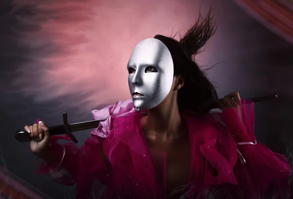 Mujer guerrera en una máscara de plata con una espada en las manos . —  Fotos de Stock