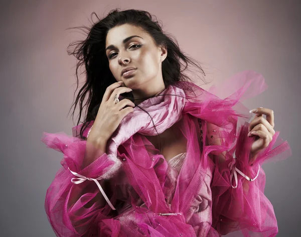 Mooie latina vrouw in roze jurk portret — Stockfoto