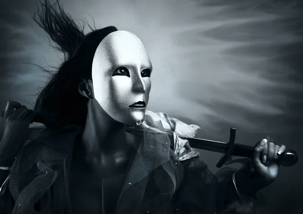 Γυναίκα πολεμιστής σε μια ασημένια μάσκα με ένα σπαθί στα χέρια. — Φωτογραφία Αρχείου