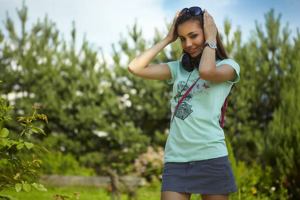 Młode piękne dziewczyny z słuchawki spaceru. Zdjęcie zewnątrz. — Zdjęcie stockowe