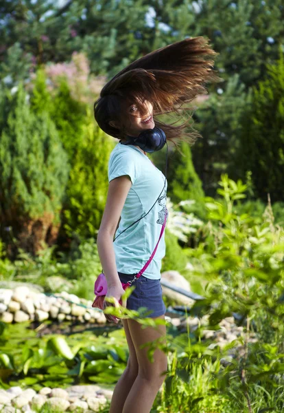 Jovem menina bonita dançando ao ar livre — Fotografia de Stock
