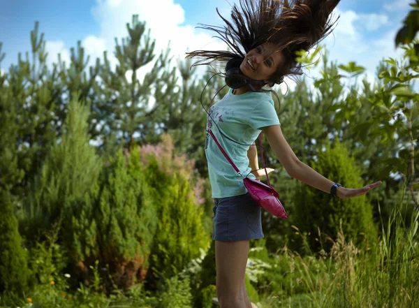 Fiatal gyönyörű lány táncol szabadban — Stock Fotó