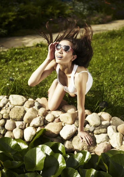 Young woman relaxing near pond. — Stock Photo, Image