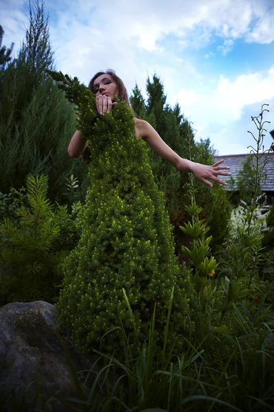 毛皮の装飾的な木からドレスの女の子. — ストック写真