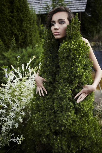 Dekoratif bir kürk ağaçtan elbiseli kız. — Stok fotoğraf