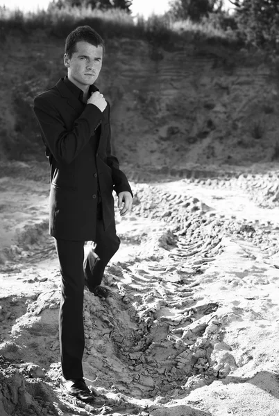 鉱山露天掘りでエレガントなスーツの男します。. — ストック写真