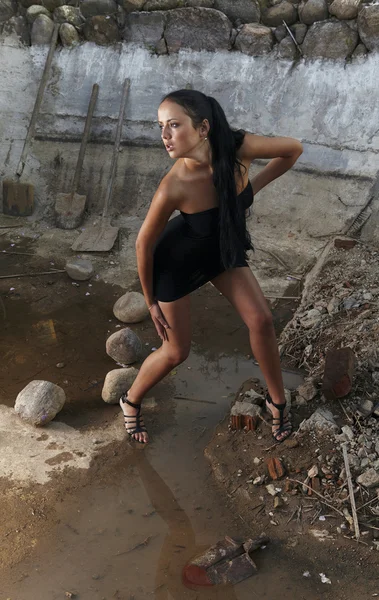 Ελκυστική γυναίκα σε μια πέτρα τρύπα μεταξύ παλιά φτυάρια — Φωτογραφία Αρχείου