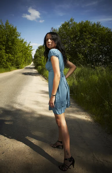 Beautiful young woman outdoors. — Stock Photo, Image