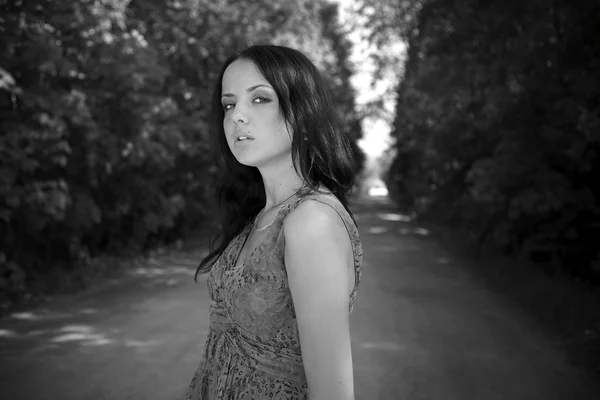 Retrato de hermosa chica al aire libre. Foto en blanco y negro . — Foto de Stock