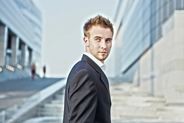 Bonito jovem empresário vestindo terno — Fotografia de Stock