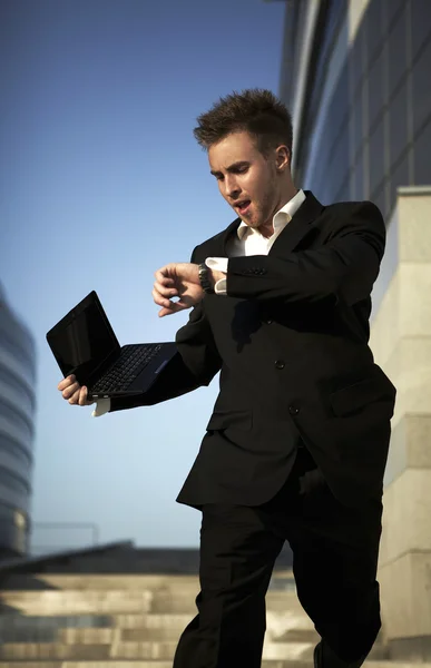 Controllo l'ora. Preoccupato giovane uomo d'affari — Foto Stock