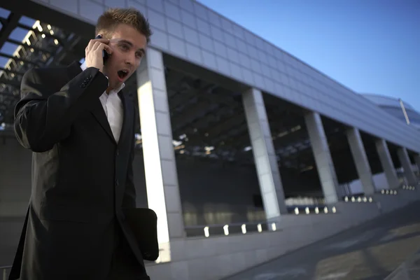 Ung affärsman ringer på mobiltelefon, utomhus. — Stockfoto