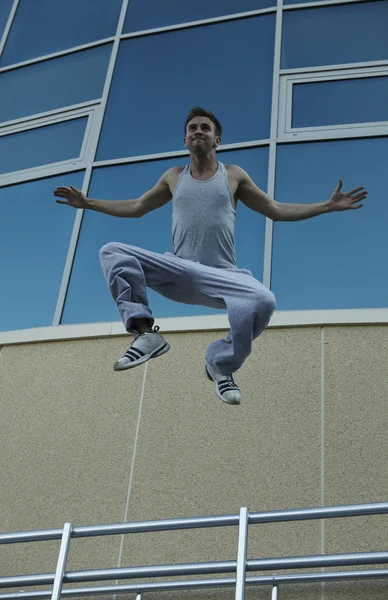 Mladá pouliční akrobat je těžký skok — Stock fotografie