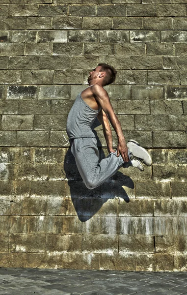 Aantrekkelijke jongeman dansen in stedelijke achtergrond — Stockfoto