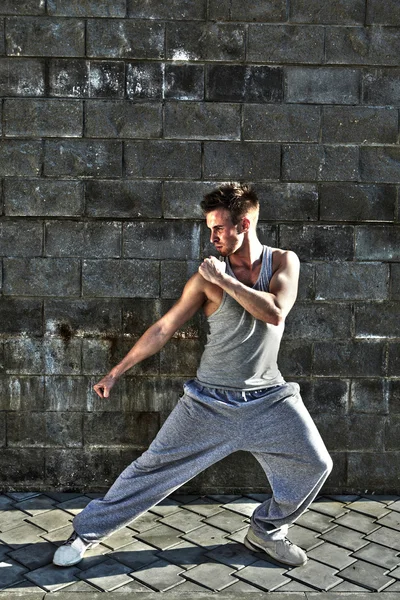 Молодой привлекательный мужчина танцует в городской среде — стоковое фото