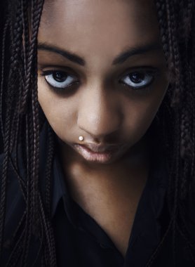 yakın çekim güzel, afro, Amerikalı bir kadın portresi uzun saçlarla kaplı