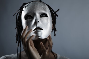 Gümüş maskesi siyah bir arka plan üzerinde poz kasvetli kadın.