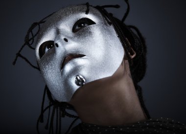 Gümüş maskesi siyah bir arka plan üzerinde poz kasvetli kadın.