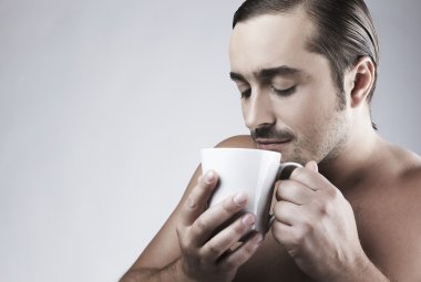 mutlu genç beyaz adam gri adam izole kahve