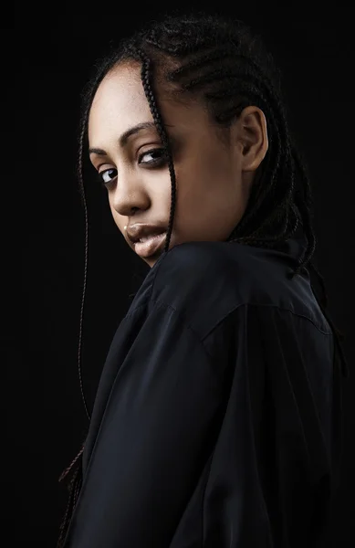 Ritratto di una bella giovane donna nera in posa su sfondo nero . — Foto Stock