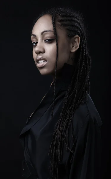 Siyah arka planda poz güzel genç bir siyah kadın portresi. — Stok fotoğraf