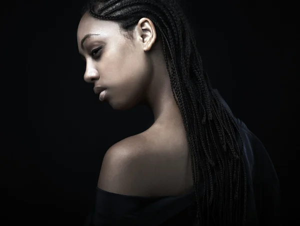 Retrato de una hermosa joven negra posando en fondo negro . —  Fotos de Stock