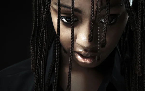 Close-up retrato de uma bela mulher afro-americana coberto sagacidade — Fotografia de Stock