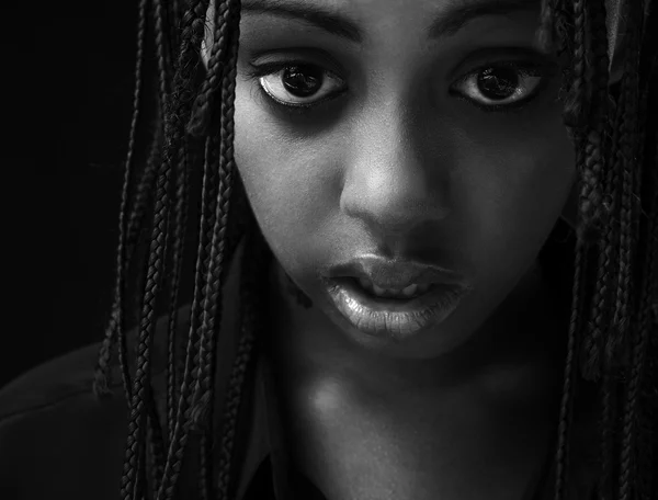 Porträtt av en vacker ung svart kvinna poserar i svart bakgrund. — Stockfoto