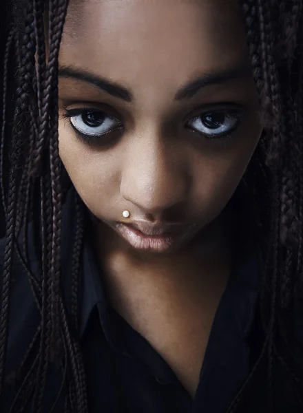 Portretul unei femei frumoase afro-americane acoperite cu păr lung — Fotografie, imagine de stoc
