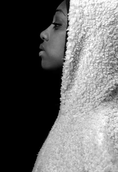 Menina africana em branco um capuz — Fotografia de Stock