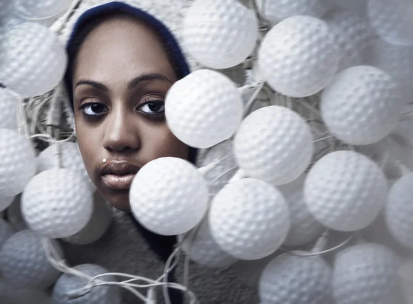 Afrikalı kadın portresi fikstür şeklinde bir golf topu ile kaplı. — Stok fotoğraf
