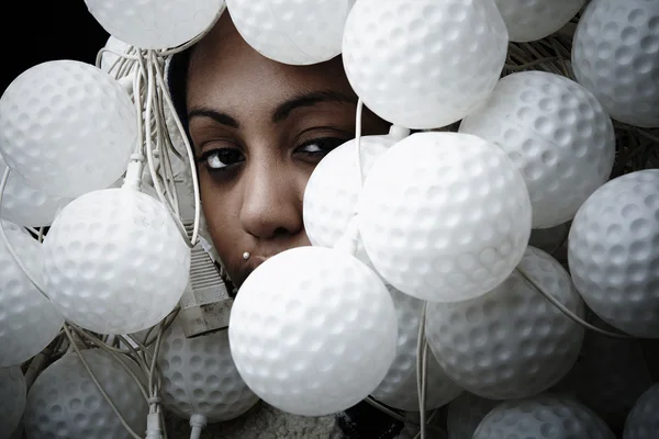 Retrato de mulher africana coberto com luminárias em forma de bola para um golfe — Fotografia de Stock