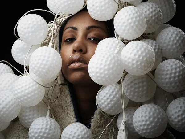 Retrato de mujer africana cubierta con accesorios en forma de pelota para un golf —  Fotos de Stock