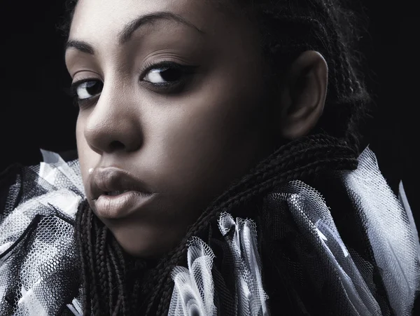 Attraktive afroamerikanische Schönheit im schwarz-weißen theatralischen Jabot. Nahaufnahme — Stockfoto