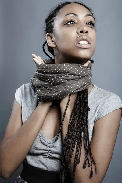 Mooie Afrikaanse vrouw met natuurlijke make-up vormen op grijze achtergrond. — Stockfoto