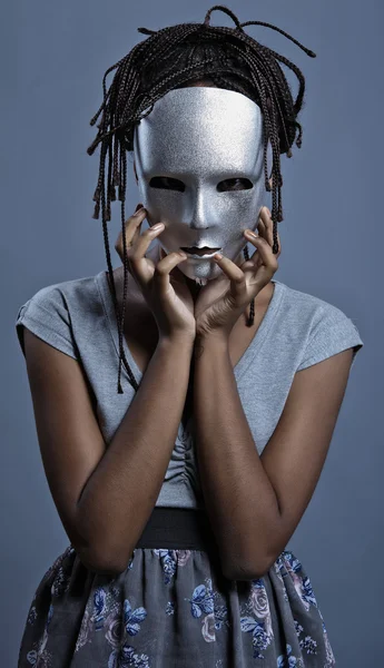 Мрачная женщина в серебряной маске позирует на черном фоне . — стоковое фото