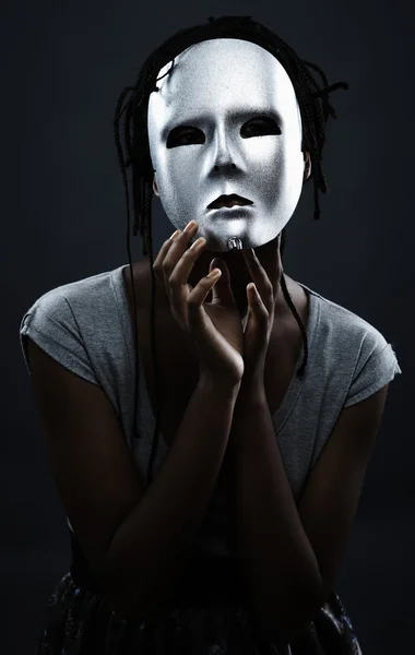 Düstere Frau in silberner Maske posiert auf schwarzem Hintergrund. — Stockfoto