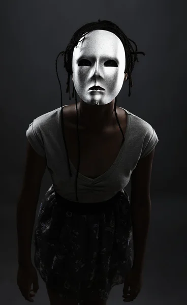 Глома жінка в срібній масці позує на чорному тлі . — стокове фото