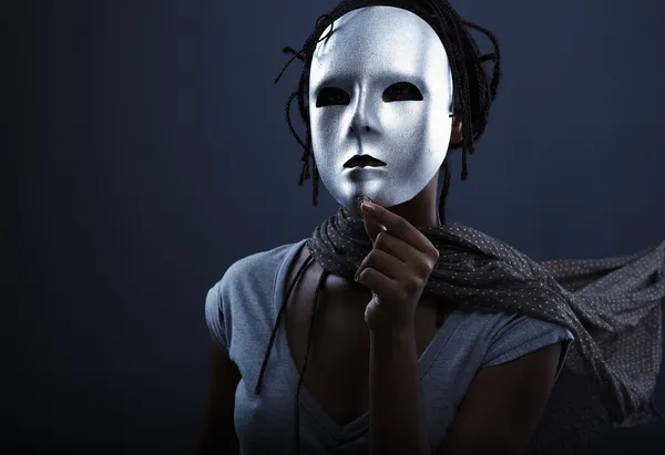 Düstere Frau in silberner Maske posiert auf schwarzem Hintergrund. — Stockfoto