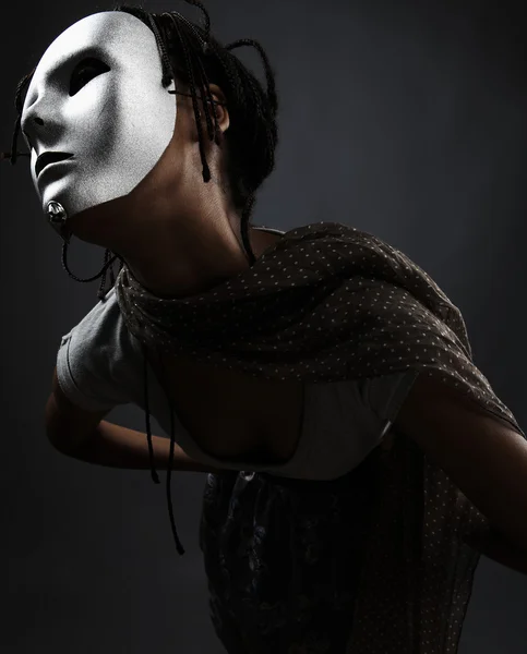 Глома жінка в срібній масці позує на чорному тлі . — стокове фото